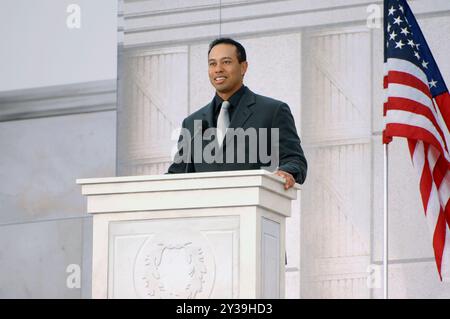 Tiger Woods prend la parole au Lincoln Memorial sur le National Mall à Washington, D.C. le 18 janvier 2009, lors des cérémonies d'ouverture inaugurales. Plus de 5 000 hommes et femmes en uniforme fournissent un soutien militaire cérémoniel à l'investiture présidentielle, une tradition qui remonte à l'investiture de George Washington en 1789. (Photo de Yeoman 1re classe Donna Lou Morgan, U.S. Navy/relâchée) Banque D'Images