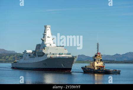 Frégate HMS Cardiff type 26 remorquée sur la rivière Clyde jusqu'au chantier naval Scotstoun BAE Systems à Glasgow pour équipement, Greenock, Écosse, Royaume-Uni Banque D'Images