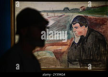 Un visiteur regarde un tableau intitulé "mélancolie" lors de l'avant-première de l'exposition Edvard Munch au Palazzo Reale de Milan, Italie, le 13 septembre 2024. À l'occasion du 80e anniversaire de sa mort, l'exposition comprend 100 œuvres dont des peintures, des dessins et des estampes provenant du Musée MUNCH d'Oslo. Crédit : Piero Cruciatti/Alamy Live News Banque D'Images