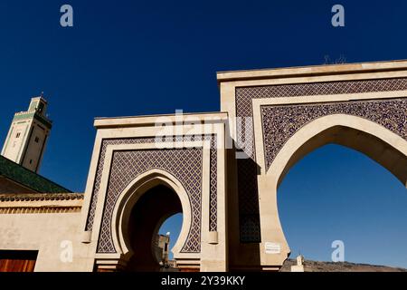 L'accès Bab Rcif à la place du même nom, porte d'entrée du labyrinthe Souk de Fès, Maroc Banque D'Images