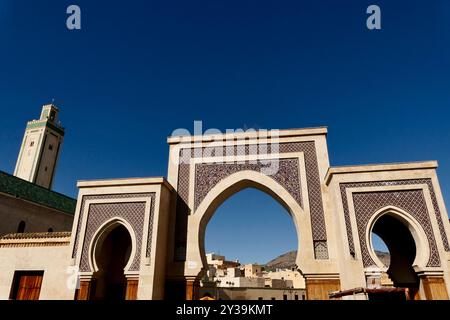 L'accès Bab Rcif à la place du même nom, porte d'entrée du labyrinthe Souk de Fès, Maroc Banque D'Images