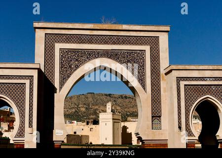 L'accès Bab Rcif à la place du même nom, porte d'entrée du labyrinthe Souk de Fès, Maroc Banque D'Images