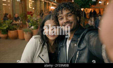 Dans la nuit de la ville heureux Indien couple arabe dans l'amour femme homme les gens font selfie photo webcam caméra web vue voyage datant posant photographie Banque D'Images