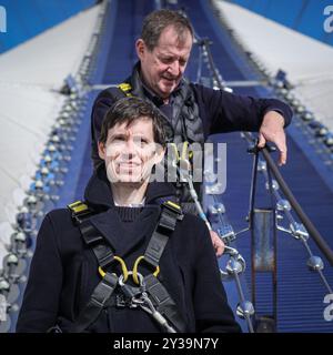 Londres, Royaume-Uni. 13 septembre 2024. Alastair Campbell et Rory Stewart, animateurs du podcast à succès The Rest is Politics, montent « à l'O2 » au-dessus de Greenwich pour célébrer le lancement de leur tournée pour 2024. Le podcast Rest is Politics attire 2,5 millions d'écoutes chaque semaine. Campbell est un ancien directeur des communications de Downing Street tandis que Stewart est écrivain et ancien ministre. Anthony Scaramucci, ancien directeur des communications de la Maison Blanche, et Katty Kay, journaliste, les rejoindront à certaines dates de tournée. Crédit : Imageplotter/Alamy Live News Banque D'Images