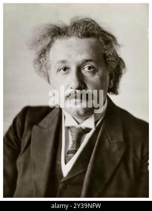 Albert Einstein (1879-1955), physicien théorique d'origine allemande, portrait photographié par Walter Benington pour Elliott & Fry, 1928 Banque D'Images