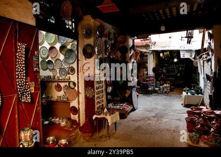 Fès, Maroc. Le Souk propose de l'artisanat et des produits typiques Banque D'Images