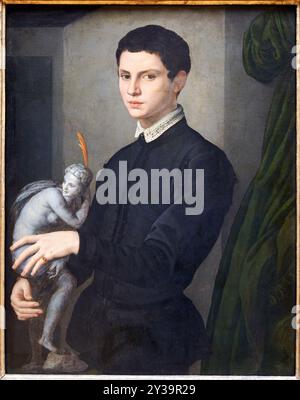 Portrait d'un jeune homme tenant une statuette, huile sur panneau transférée sur toile, vers 1550?, Agnolo di Cosimo di Mariano Tori, dit BRONZINO, Florence Banque D'Images