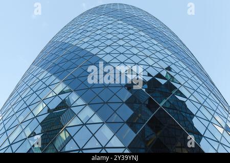 Londres, Royaume-Uni - 25 avril 2019 : extérieur du 30 St Mary axe précédemment connu sous le nom de Swiss Re Building et officieusement connu sous le nom de Gherkin. Str Banque D'Images