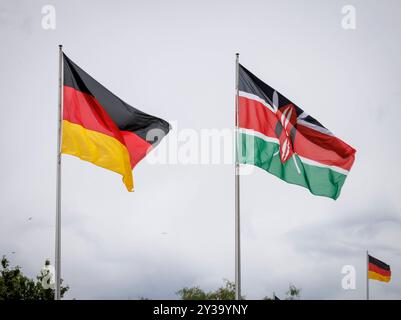 Die kenianische Flagge weht neben der deutschen Flagge waehrend eines offiziellen Empfangs am Kanzleramt à Berlin, 13.09.2024. Berlin Deutschland *** le drapeau kenyan flotte à côté du drapeau allemand lors d'une réception officielle à la Chancellerie de Berlin, 13 09 2024 Berlin Allemagne Copyright : xJulianexSonntag/photothek.dex Banque D'Images