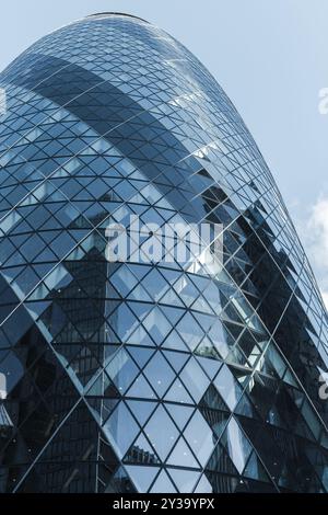 Londres, Royaume-Uni - 25 avril 2019 : 30 St Mary axe précédemment connu sous le nom de Swiss Re Building et officieusement connu sous le nom de Gherkin est sous le SK bleu Banque D'Images