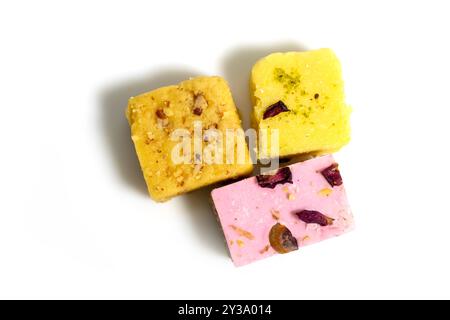 Vue de dessus du dessert traditionnel au lait indien fait avec du lait et des légumineuses pendant les festivals. Mise au point sélective Banque D'Images