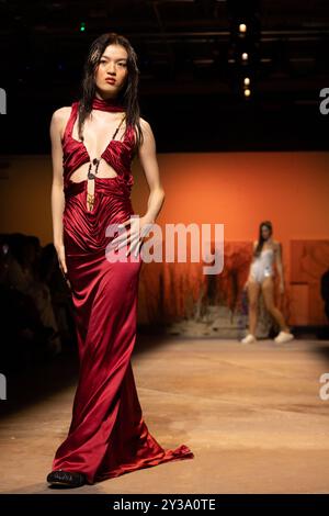 Londres, Royaume-Uni. Vendredi 13 septembre 2024. Un mannequin sur la passerelle du défilé di PETSA à l'espace NEWGEN sur le Strand dans le cadre de la Fashion week de Londres. Crédit : Katie Collins/EMPICS/Alamy Live News Banque D'Images