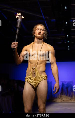 Londres, Royaume-Uni. Vendredi 13 septembre 2024. Un mannequin sur la passerelle du défilé di PETSA à l'espace NEWGEN sur le Strand dans le cadre de la Fashion week de Londres. Crédit : Katie Collins/EMPICS/Alamy Live News Banque D'Images