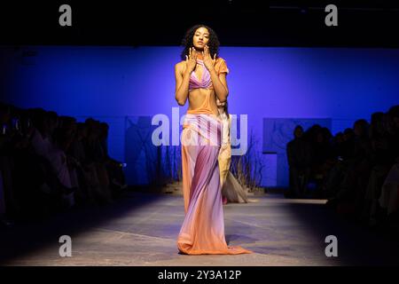 Londres, Royaume-Uni. Vendredi 13 septembre 2024. Un mannequin sur la passerelle du défilé di PETSA à l'espace NEWGEN sur le Strand dans le cadre de la Fashion week de Londres. Crédit : Katie Collins/EMPICS/Alamy Live News Banque D'Images