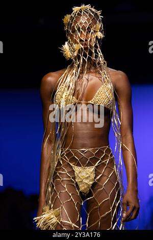 Londres, Royaume-Uni. Vendredi 13 septembre 2024. Un mannequin sur la passerelle du défilé di PETSA à l'espace NEWGEN sur le Strand dans le cadre de la Fashion week de Londres. Crédit : Katie Collins/EMPICS/Alamy Live News Banque D'Images