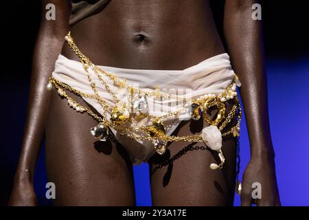 Londres, Royaume-Uni. Vendredi 13 septembre 2024. Un mannequin sur la passerelle du défilé di PETSA à l'espace NEWGEN sur le Strand dans le cadre de la Fashion week de Londres. Crédit : Katie Collins/EMPICS/Alamy Live News Banque D'Images