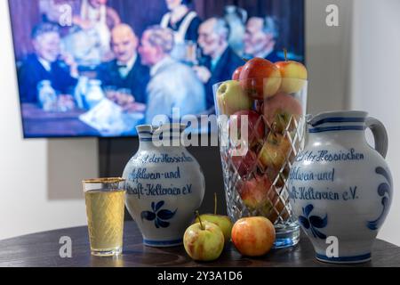 Hanau, Allemagne. 13 septembre 2024. Deux Bembel traditionnels, cruches en grès pour le cidre, et deux grands verres côtelés différents se dressent sur un buffet. Les producteurs de cidre ouvrent la saison 2024 sous la devise « les pommes appartiennent à un verre ». Crédit : Helmut Fricke/dpa/Alamy Live News Banque D'Images