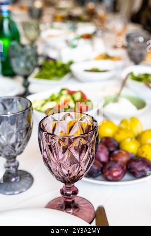 Verre à vin à facettes vide sur la table servie avant le déjeuner dans le restaurant touristique rural arménien à Sevan, Arménie Banque D'Images