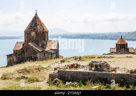 Vue sur les églises du monastère Sevanavank Sevan, Arménie par jour ensoleillé d'été au sommet de la péninsule de Sevan Banque D'Images