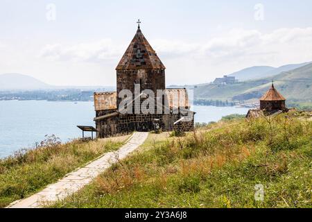 Chemin vers les églises du monastère de Sevanavank Sevan, en Arménie par jour d'été ensoleillé au sommet de la péninsule de Sevan Banque D'Images