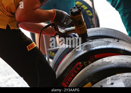 Bakou, Azerbaïdjan. 13 septembre 2024. Techniciens de pneus Pirelli. Championnat du monde de formule 1, Rd 17, Grand Prix d'Azerbaïdjan, vendredi 13 septembre 2024. Circuit de la ville de Bakou, Azerbaïdjan. Crédit : James Moy/Alamy Live News Banque D'Images