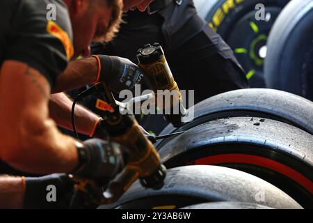 Bakou, Azerbaïdjan. 13 septembre 2024. Techniciens de pneus Pirelli. Championnat du monde de formule 1, Rd 17, Grand Prix d'Azerbaïdjan, vendredi 13 septembre 2024. Circuit de la ville de Bakou, Azerbaïdjan. Crédit : James Moy/Alamy Live News Banque D'Images