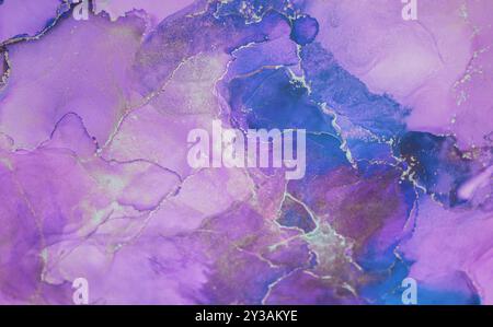 De magnifiques œuvres d'art abstraites aux teintes violettes et bleues tourbillonnantes avec des accents dorés délicats, créant une expérience visuelle fascinante Banque D'Images