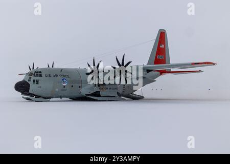 Un avion LC-130 Hercules de la 109e escadre de transport aérien est assis au camp de Raven, au Groenland, le 9 mai 2024. Le LC-130 Hercules est équipé d'un atterrissage de ski g Banque D'Images