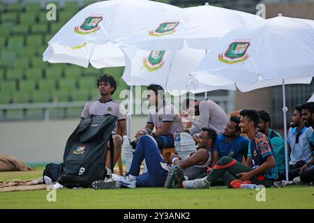 (De gauche à droite) Pacer Hasan Mahmud, Zakir Hasan, Shadman Islam , Shariful Islam et Shahidul Islam se reposent sous parapluie pendant l'équipe de test du Bangladesh p Banque D'Images