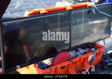 Arendsee, Allemagne. 12 septembre 2024. Deux écrans montrent les vues d'un robot plongeur explorant un bateau qui a coulé au moyen âge. Les restes d'une barge vieille de 800 ans à Arendsee (Altmark) ont été sauvés de la décomposition par des archéologues et des plongeurs au cours d'une semaine de travail. Crédit : Simon Kremer/dpa/Alamy Live News Banque D'Images