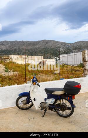 Amorgos, Grèce - 14 mai 2024 : un scooter dans le village grec de Tholaria sur l'île d'Amorgos. Banque D'Images