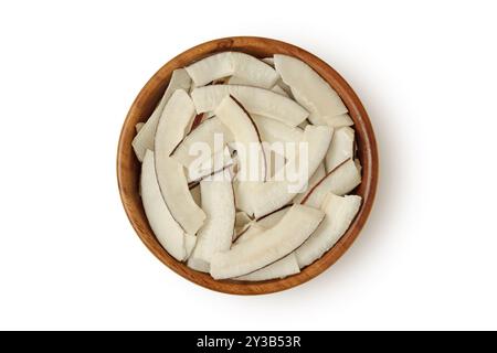 Flocons de noix de coco déshydratés dans un bol en bois sur fond blanc Banque D'Images