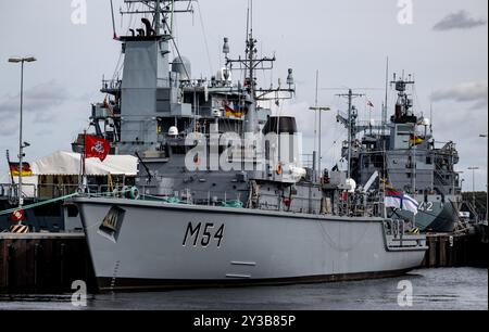 Kiel, Allemagne. 13 septembre 2024. Le dragueur de mines lituanien 'Kursis' (identification OTAN M54) est amarré dans le port naval de Kiel pendant la manœuvre 'Northern Coast 2024'. Kiel est le port de base pour les unités navales de divers pays. La manœuvre de cette année est axée sur la protection de la côte allemande entre Rügen et Flensburg. Crédit : Axel Heimken/dpa/Alamy Live News Banque D'Images