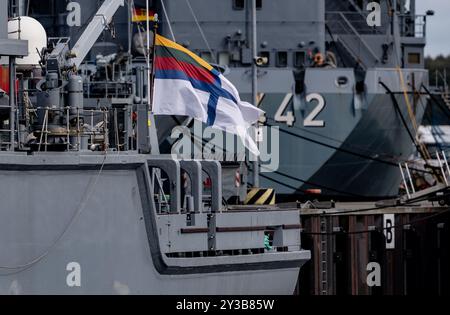 Kiel, Allemagne. 13 septembre 2024. Le drapeau lituanien flotte à la poupe du dragueur de mines Kursis (identification OTAN M54) lors de la manœuvre « Côte Nord 2024 » dans le port naval de Kiel. Kiel est le port de base pour les unités navales de divers pays. La manœuvre de cette année est axée sur la protection de la côte allemande entre Rügen et Flensburg. Crédit : Axel Heimken/dpa/Alamy Live News Banque D'Images