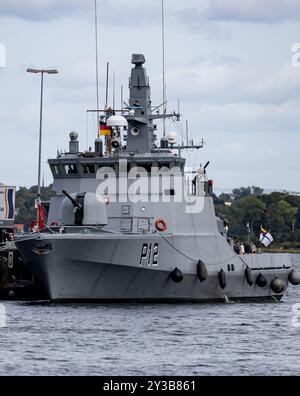 Kiel, Allemagne. 13 septembre 2024. Le navire de patrouille multifonctionnel « Dzukas » de la marine lituanienne (identification OTAN P12) est amarré dans le port naval de Kiel pendant la manœuvre « Côte Nord 2024 ». Kiel est le port de base pour les unités navales de divers pays. La manœuvre de cette année est axée sur la protection de la côte allemande entre Rügen et Flensburg. Crédit : Axel Heimken/dpa/Alamy Live News Banque D'Images