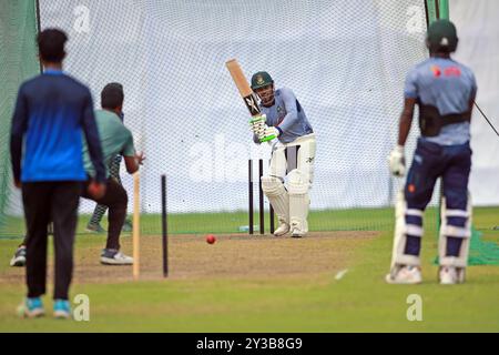 Mehidy Hasan Miraz (2ème à droite) lors des essais au SBNCS en amont des deux séries match test contre l'Inde au milieu de ce mois, Dhaka, Banglade Banque D'Images