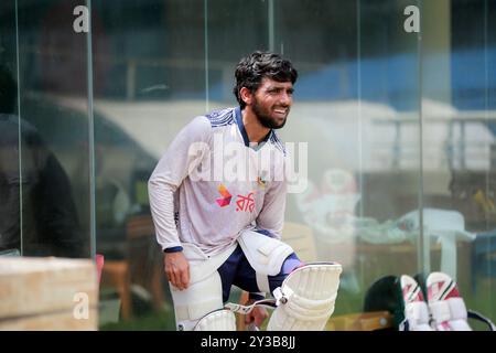 Mominul Haque (M) lors de l'entraînement sssion à SBNCS avant les deux séries de match test contre l'Inde milieu de ce mois, Dhaka, Bangladesh, septembre Banque D'Images