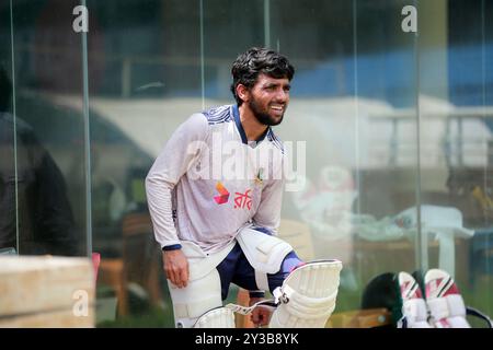 Mominul Haque (M) lors de l'entraînement sssion à SBNCS avant les deux séries de match test contre l'Inde milieu de ce mois, Dhaka, Bangladesh, septembre Banque D'Images