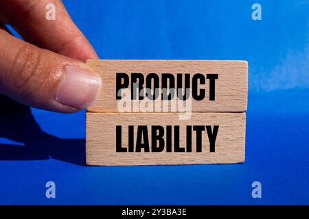 Message de responsabilité du fait des produits écrit sur des blocs de bois sur fond bleu. Symbole conceptuel de responsabilité du produit. Copier l'espace. Banque D'Images