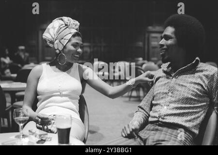 Bob et Marcia, Bob Andy et Marcia Griffiths les 'Young Gifted and Black', leur première tournée britannique. Ils sont apparus au Gliderdrome (Starlight Rooms). Arrière scène après le concert. Boston, Lincolnshire, Angleterre, 30 mai 1970 1970 Royaume-Uni HOMER SYKES Banque D'Images