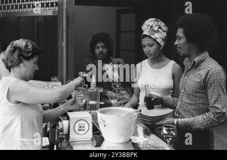 Bob et Marcia, Bob Andy et Marcia Griffiths les 'Young Gifted and Black', leur première tournée britannique. Ils sont apparus au Gliderdrome (Starlight Rooms). Un verre au bar après le concert. Boston, Lincolnshire, Angleterre, 30 mai 1970 1970 Royaume-Uni HOMER SYKES Banque D'Images