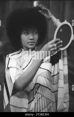 Bob et Marcia, Marcia Griffiths le 'Young Gifted and Black', leur première tournée britannique. Ils sont apparus au Gliderdrome (Starlight Rooms). Arrière scène avant le concert. Marcia vérifiant ses cheveux. Boston, Lincolnshire, Angleterre, 30 mai 1970 1970 Royaume-Uni HOMER SYKES Banque D'Images