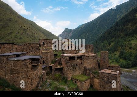Paysage magnifique d'un village de montagne construit en pierre Banque D'Images