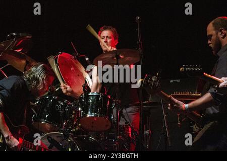 SWANS, CONCERT, GREEN MAN FESTIVAL 2013 : Phil Puleo batteur du groupe de rock expérimental Swans jouant en direct sur le Far Out Stage au Green Man Festival 2013 à Glanusk Park, Brecon, pays de Galles, août 2013. Photo : Rob Watkins. INFO : Swans est un influent groupe de rock expérimental américain connu pour son son intense, souvent brutal, mêlant post-punk, industriel et noise rock. Dirigée par Michael Gira, leur musique explore les thèmes du pouvoir, de la spiritualité et de la transformation à travers des paysages sonores répétitifs et immersifs. Banque D'Images