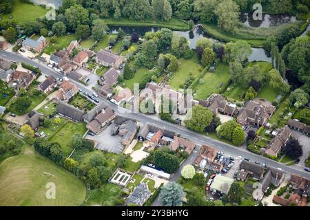 Une photographie aérienne montrant un quartier de banlieue avec des jardins bien entretenus, de la verdure, des maisons, et des caractéristiques naturelles à proximité telles que des étangs et t Banque D'Images