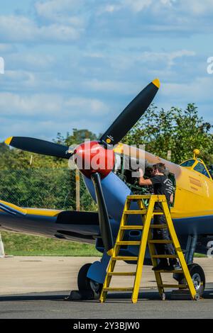 Duxford, Royaume-Uni. 13 septembre 2024. Réglage final d'un Spitfire de la seconde Guerre mondiale par la société de restauration d'avions basée à Duxford - préparatifs pour le Battle of Britain Air Show à l'IWM Duxford. Crédit : Guy Bell/Alamy Live News Banque D'Images