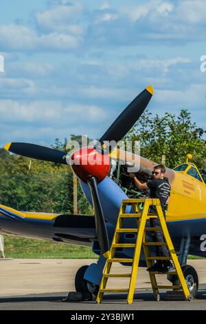 Duxford, Royaume-Uni. 13 septembre 2024. Réglage final d'un Spitfire de la seconde Guerre mondiale par la société de restauration d'avions basée à Duxford - préparatifs pour le Battle of Britain Air Show à l'IWM Duxford. Crédit : Guy Bell/Alamy Live News Banque D'Images