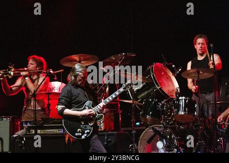 SWANS, CONCERT, GREEN MAN FESTIVAL 2013 : Michael Gira guitare et Thor Harris trompette et Phil Puleo batterie du groupe de rock expérimental Swans jouant en direct sur le Far Out Stage au Green Man Festival 2013 à Glanusk Park, Brecon, pays de Galles, août 2013. Photo : Rob Watkins. INFO : Swans est un influent groupe de rock expérimental américain connu pour son son intense, souvent brutal, mêlant post-punk, industriel et noise rock. Dirigée par Michael Gira, leur musique explore les thèmes du pouvoir, de la spiritualité et de la transformation à travers des paysages sonores répétitifs et immersifs. Banque D'Images