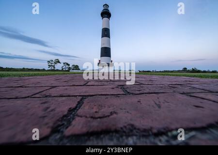 Phare de Bodie Island au coucher du soleil, Outer Banks, Caroline du Nord. Vue en angle bas Banque D'Images