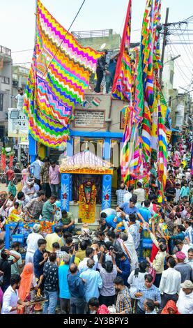 Beawar, Rajasthan, Inde, 13 septembre 2024 : des milliers de dévots hindous se rassemblent pour offrir des prières dans un temple pendant les célébrations du festival Teja Dashami à Beawar. Ils offrent des drapeaux religieux colorés et guirlande à la divinité folklorique Teja et dansent sur des rythmes de dhol. Veer Teja est considéré comme l'une des onze principales incarnations du Seigneur Shiva et vénéré comme une divinité dans le Rajasthan rural. Crédit : Sumit Saraswat/Alamy Live News Banque D'Images